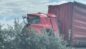 Diaľnica D2 bola neprejazdná. Spôsobila to nehoda troch nákladných vozidiel