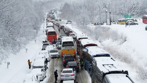 Nehoda takmer 50 vozidiel na diaľnici: Vyžiadala si jednu obeť a desiatky zranených