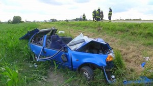 Vodič (17) vpálil do auta v protismere, zraneným nepomohol