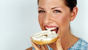 Chcete mať biele zuby? Tak pozor na babské recepty!