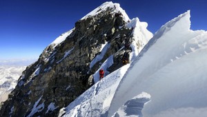 Nepál pre lavíny zmení horolezeckú trasu na Mount Everest