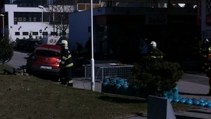 Auto vyletelo z cesty a zdemolovalo benzínku