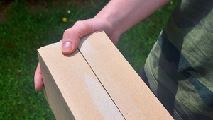 Pošta, ktorá ho vyšla draho: Policajti zadržali mladíka pri preberaní balíka marihuany