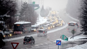 V kolónach uviazlo 15 000 áut