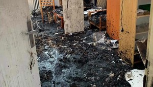 VIDEO: Autentické zábery po požiari pavilóna ružomberskej nemocnice, ktorému zhorela strecha aj podkrovie