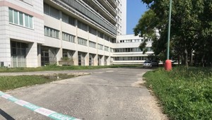 Pod oknami ružinovskej nemocnice našli telo 55-ročnej ženy