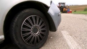 V poslednej chvíli. Mladík stihol odskočiť pred autom