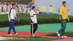 Martikán na stretnutie s kráľovnou v novom smokingu