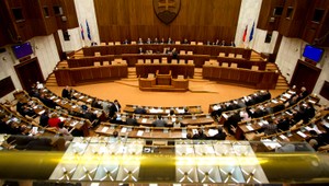 Poslanci zakázali bankám poplatky za úverové účty