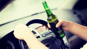 Sadnúť si za volant pod vplyvom alkoholu sa nevypláca. Čo všetko musí vodič absolvovať, aby dostal svoj vodičský späť?