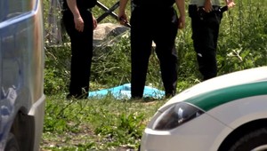 Šestnásťročný mladík vyliezol na elektrický stĺp a chytil sa vedenia