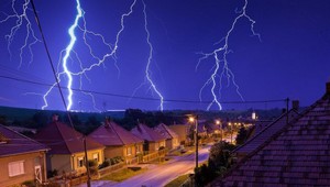 Víkend začal horúco, meteorológovia varujú pred búrkami