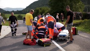 Motorkár nezvládol zákrutu a vrazil do trojčlennej rodiny