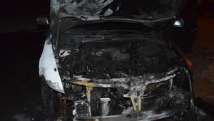 Kapoty polial neznámy páchateľ horľavou látkou, v plameňoch skončili štyri autá