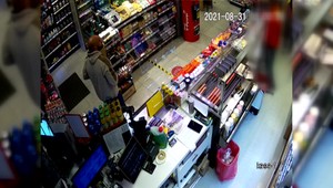 VIDEO: Muž, ktorého nedávno prepustili z väzenia, vyčíňal na dvoch benzínkach. Rozbil sklenený výklad a kryt na grile