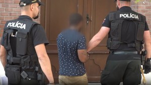 Posedenie na terase skončilo drámou. Otca so synom ohrozoval nožom sfetovaný Simon