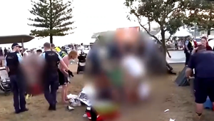 Na pláži v Sydney streľali otec so synom. Počet obetí stúpol na 16