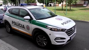 Tehotná žena chcela v kufri auta prepašovať polonahého manžela z Ukrajiny. Autom prerazila závoru