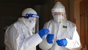 Kvôli novému variantu krajiny začínajú obmedzovať cestovanie z oblasti južnej Afriky