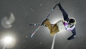 Kúsky akrobatických lyžiarov. Trojité i štvorité saltá - maličkosť!