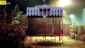 Obamovci ako rodičia a Hillary ako dieťa. Biely dom nakoniec získa pes