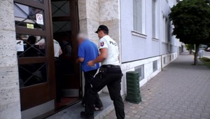 Súd poslal útočníka so sekerou do väzby. Kamarát, ktorého napadol, je vo vážnom stave