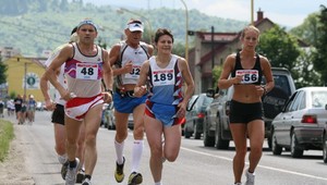 Na maratóne v Číne sa podvádzalo, behali dvojníci a jazdilo sa autom