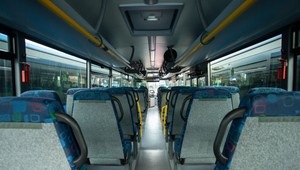 Autobusár šoféroval opitý. Keď naňho cestujúci zavolali políciu, zamkol ich v autobuse a odišiel