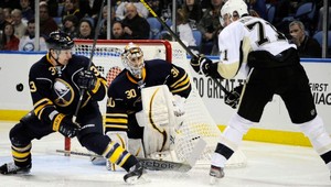 NHL: Pittsburgh zdolal Buffalo, Chicago krok od rekordu