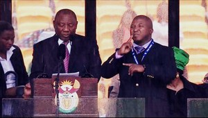 Falošný tlmočník z Mandelovej spomienky skončil na psychiatrii