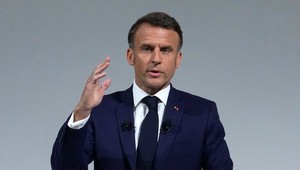 Macron avizuje nové sankcie proti Rusku, ak bude naďalej odmietať prímerie