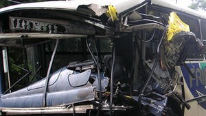 Autobus plný detí vrazil do kamiónu! Traja mŕtvi!