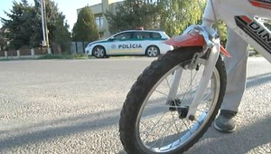 Vodička zrazila chlapca (6) na bicykli, s poranenou hlavou skončil v nemocnici