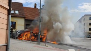 Polícia zadržala dvojicu, ktorá mala stáť za úmyselným podpaľovaním smetných košov