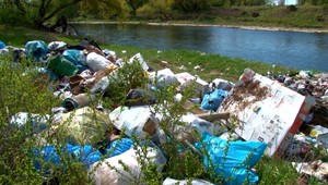 Z rekreačnej zóny pri Váhu sa stala nelegálna skládka. Obyvatelia obce zostali v šoku