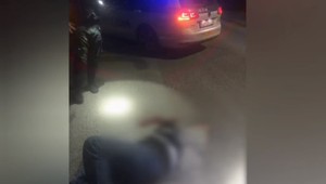 V správnom čase na správnom mieste: Policajná hliadka spozorovala na ceste bezvládne telo muža