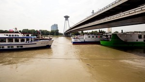 V Bratislave skočil z mosta do Dunaja muž, hľadajú ho policajti