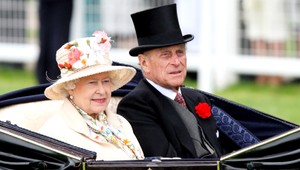 Kráľovná Alžbeta II. oslavuje, jej tvár premietali na stenách paláca