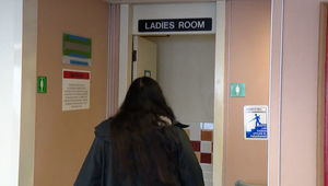 Zamestnanec trajektu prichytený pri tajnom fotení žien na toaletách