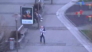 Opitý dedko v centre mesta s vnúčikom na rukách. Strach malo dieťa aj okoloidúci