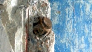 Pri prerábke bytu našli robotníci v paneli granát