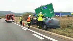 Žena (37) s troma promile nabúrala do značky. Vážne zranila dvoch kamarátov