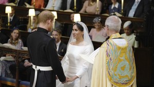 Vyzeráš nádherne, povedal Harry. Meghan držal celý čas za ruku