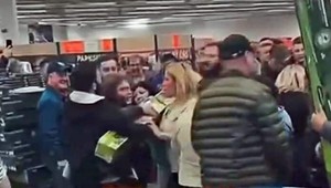 Hromadná bitka v Lidli pre lacné slnečníky. Zasiahnuť musela polícia