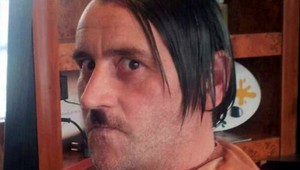 Šéf Pegidy, ktorá protestuje proti prisťahovalcom, sa vyfotil ako Hitler