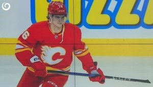 Letel hlavou rovno do mantinelu. Pospíšil zápas NHL po páde nedohral