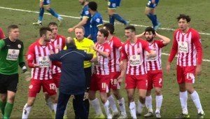 Ten ich ale zarezal! Rozhodca odpískal polčas, keď lopta letela do siete!