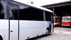 Vodič havaroval s autobusom plným detí. Nafúkal 3 promile