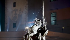 Za čo postavili Svätopluka z hradného nádvoria?