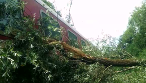 Rýchlik smerujúci z Košíc do Bratislavy zablokoval horiaci strom